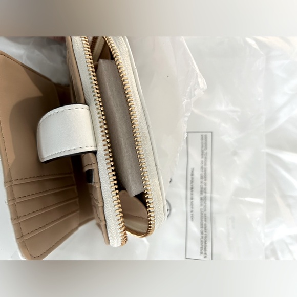 NWT Guess wallet in white - Picture 4 of 5